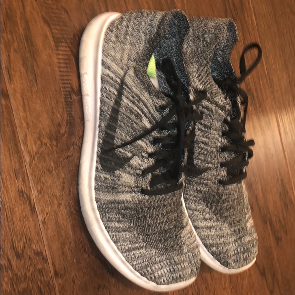 Tennis shoes